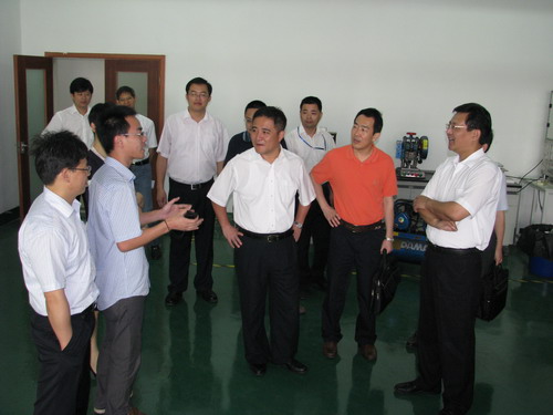 李伟华局长和游文昌书记到育成中心调研产学研合作情况
